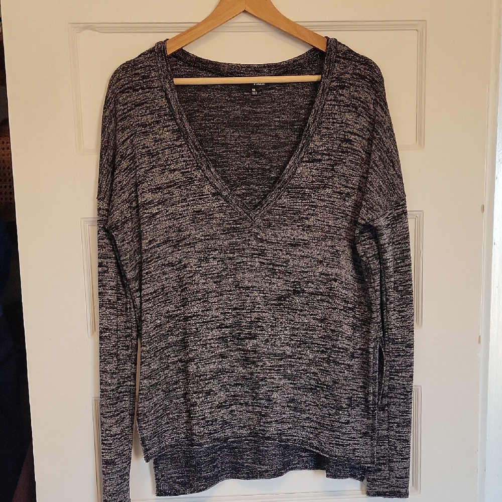 Aritzia Wilfrwd Black and Gray V-Neck Sweater with Heathered Texture